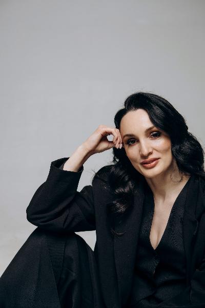 «Мечта - это не цель, а постоянное обновление себя. Что преподнесет жизнь дальше - мне самой интересно».