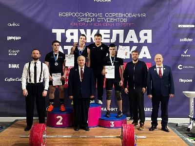 На помосте - студенты